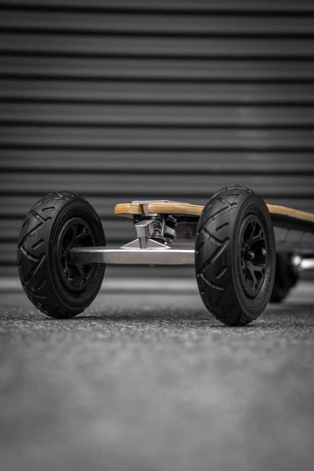 Neumáticos all-terrain montados en skateboard eléctrico Evolve